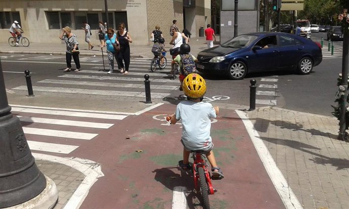 Niño con bicicleta