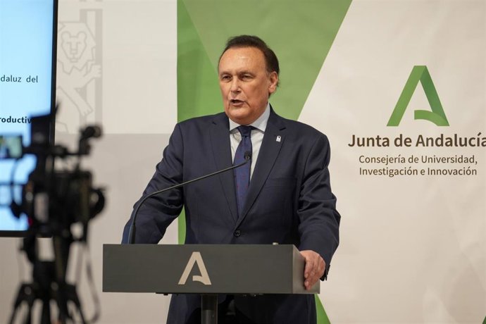 Archivo - El consejero de Universidad, Investigación e Innovación, José Carlos Gómez Villamandos durante su intervención en la rueda de prensa de presentación de la iniciativa 'InnovAndalucía'.