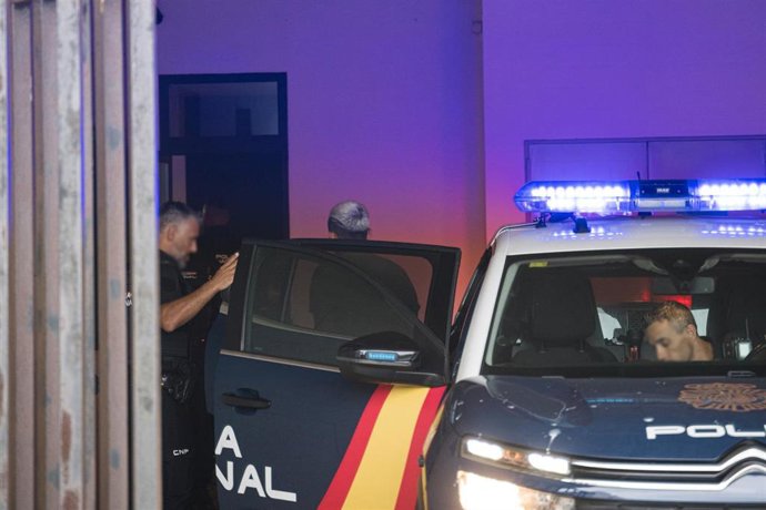 Axentes da policía nacional deteñen a unha persona pola liorta de Ribeira, a 11 de xullo de 2025, en Ribeira, A Coruña, Galicia (España). Outro seis acodes foron detidas onte, 10 de xullo, pola multitudinaria pelexa que se produciu o pasado 1 