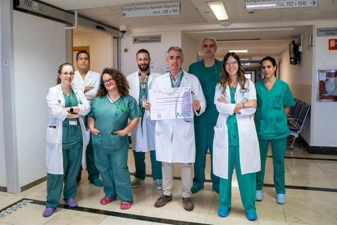 El coordinador de la unidad de cirugía de pared abdominal del Virgen de las Nieves, Alfonso Mansilla, en el centro en la imagen con miembros de su equipo