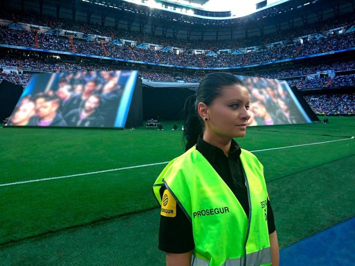 Vigilante de seguridad de Prosegur en el Santiago Bernabéu.