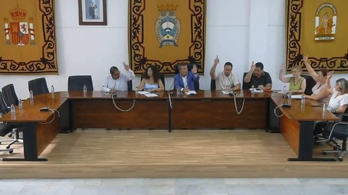 Pleno del Ayuntamiento de Carboneras (Almería) en el que se aprueba la revisión de licencia de obras del hotel del Algarrobico con la ausencia del PSOE.