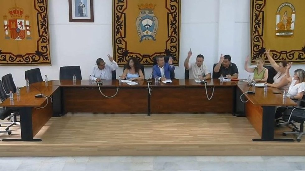 Pleno del Ayuntamiento de Carboneras (Almería) en el que se aprueba la revisión de licencia de obras del hotel del Algarrobico con la ausencia del PSOE.