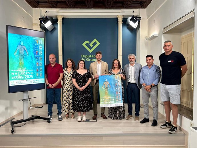 El diputado provincial de Deportes en Granada, Eric Escobedo, en el centro en la imagen, ha participado en la presentación del Circuito Provincial de Natación de Verano