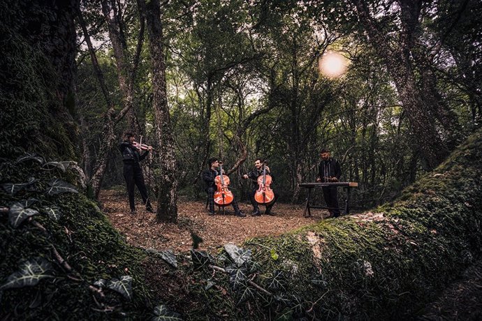 El colectivo Suakai en un recital al ailre libre de la gira 'Música en cada Rincón'