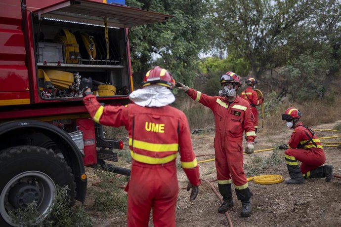 Efectivos de la UME trabajan en una zona afectada por el incendio, a 9 de julio de 2025, en Xerta, Tarragona, Catalunya (España). 