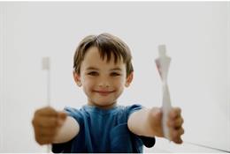 Archivo - Cepillo de dientes. Niño cepillándose los dientes.