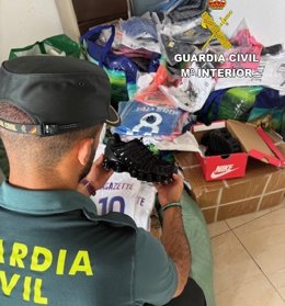 La Guàrdia Civil es confisca de més d'1.900 articles falsificats en dos operacions