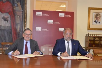 Firma del convenio entre la UCLM y el Banco Santander.