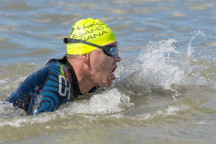 Archivo - Uno de los participantes en el triatlón XV Andalucía Desafío Doñana celebrado en Salúcar de Barrameda en 2023.