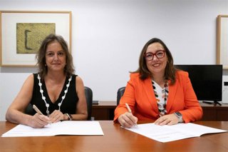 De izquierda a derecha, La consejera Catalina García y Marta Moreno, de AstraZeneca.