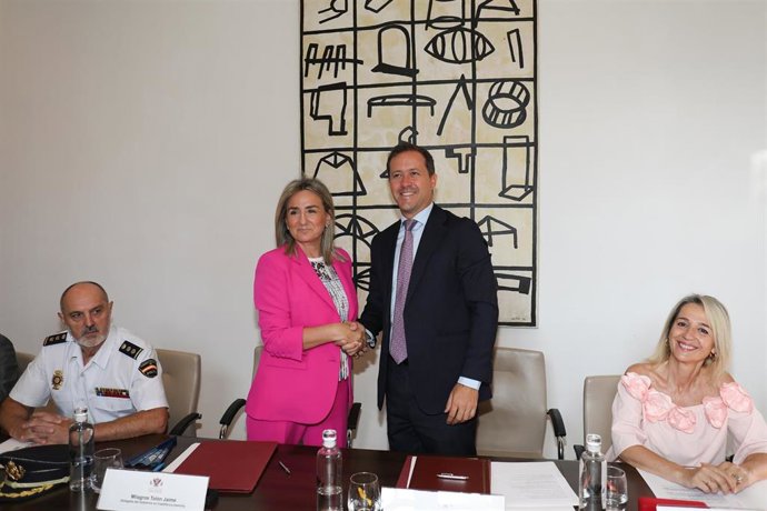 La delegada del Gobierno, Milagros Tolón, firma con el alcalde de Toledo, Carlos Velázquez, ha adhesión de la ciudad al sistema VioGén.