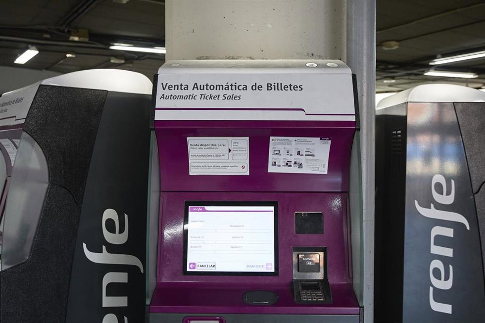 Archivo - Una máquina de venta de billetes en la estación Madrid-Atocha Cercanías, en Madrid (España)