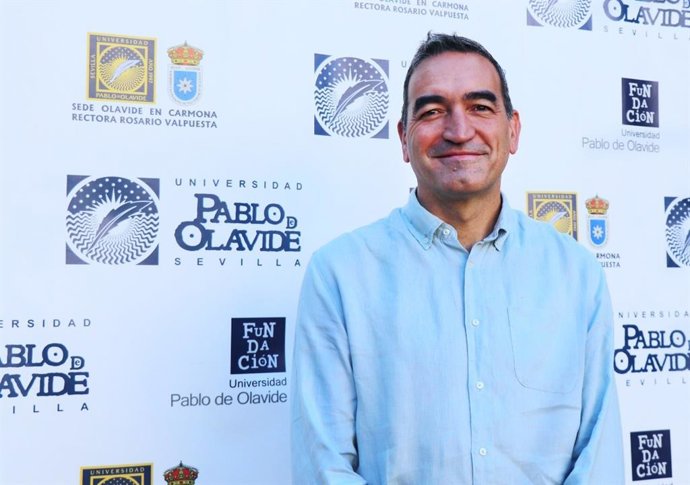 El economista, antropólogo y coach Samuel Chaves, posando durante su participación en uno de los Cursos de Verano -'Liderazgo para el bienestar y la salud mental en la empresa del S. XXI'- organizado por la Universidad Pablo de Olavide en Carmona