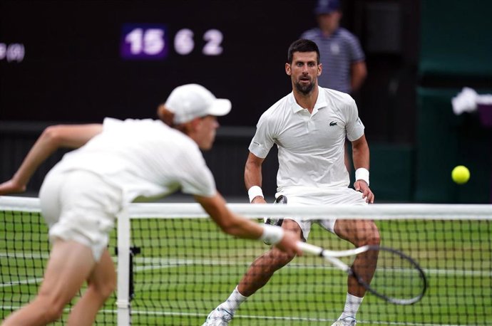 Archivo - Los tenistas Jannik Sinner y Novak Djokovic en Wimbledon.