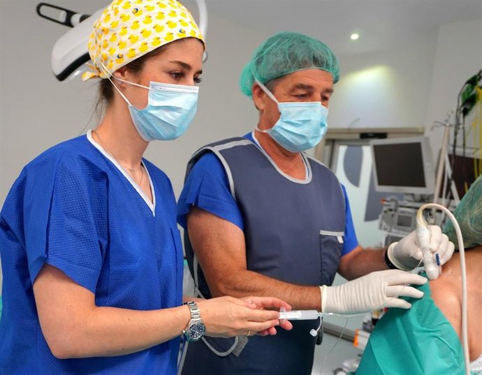 A nivel terapéutico, se combinan tratamientos farmacológicos con técnicas intervencionistas, como infiltraciones o radiofrecuencia dirigida, que facilitan reducir el consumo de algunos medicamentos.