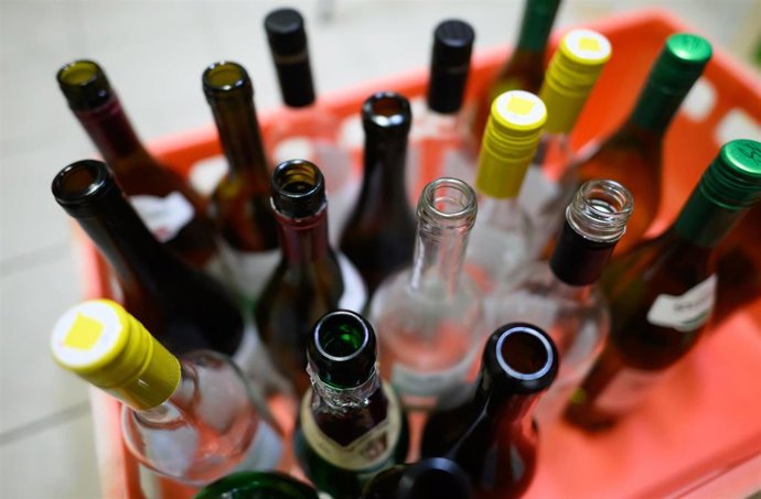 Archivo - Botellas de alcohol. Imagen de archivo.