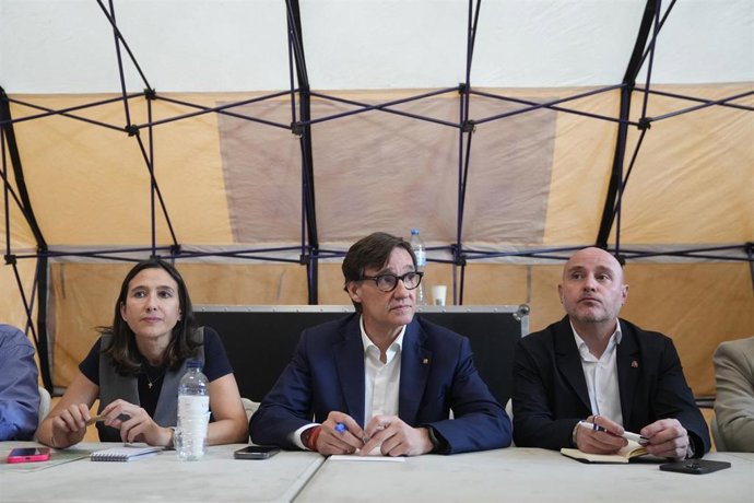 La consellera de Interior de la Generalitat, Nùria Parlon (i) y el presidente de la Generalitat de Catalunya, Salvador Illa (c), en el puesto de control de Tortosa, a 8 de julio de 2025, en Tortosa, Tarragona, Catalunya (España).