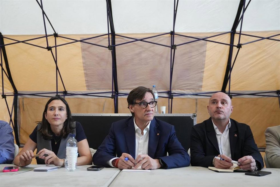 La consellera de Interior de la Generalitat, Nria Parlon (i) y el presidente de la Generalitat de Catalunya, Salvador Illa (c), en el puesto de control de Tortosa, a 8 de julio de 2025, en Tortosa, Tarragona, Catalunya (España).