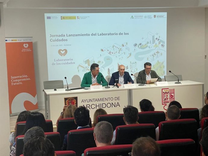 El presidente de la Federación Andaluza de Municipios y Provincias (FAMP) y alcalde de Córdoba, José María Bellido; el viceconsejero de Inclusión Social de la Junta, José Repiso; y el acalde de Archidona, Juan Manuel Almohalla.