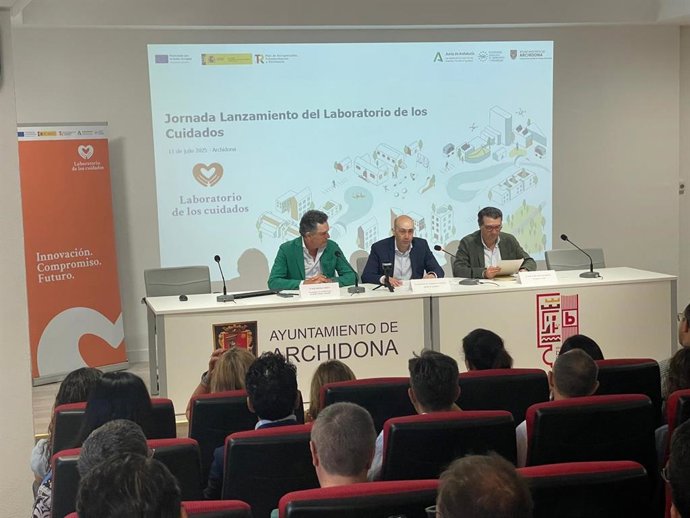 El presidente de la Federación Andaluza de Municipios y Provincias (FAMP) y alcalde de Córdoba, José María Bellido; el viceconsejero de Inclusión Social de la Junta, José Repiso; y el acalde de Archidona, Juan Manuel Almohalla.