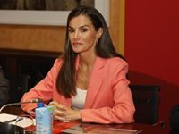La Reina Letizia rescata su traje vitamina en color coral, ¡y arrasa!
