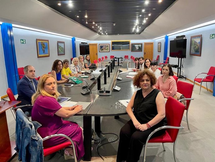 Firma  del acuerdo alcanzado entre la Consejería de Derechos Sociales y Bienestar con el comité de empresa del ERA.