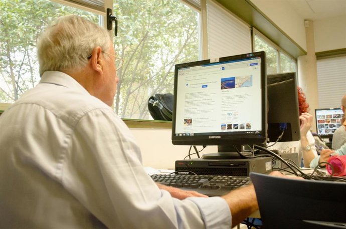 Archivo - Una persona mayor consulta Internet en imagen de archivo