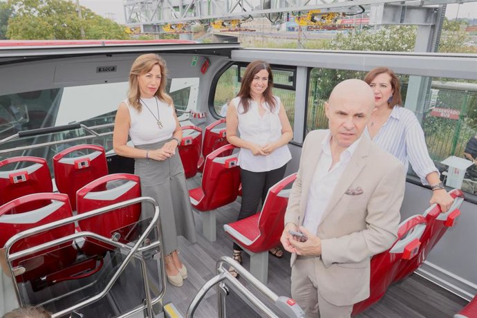 La alcaldesa de Zaragoza, Natalia Chueca, en uno de los tres nuevos autobuses turísticos, 100% eléctricos, que renuevan la flota