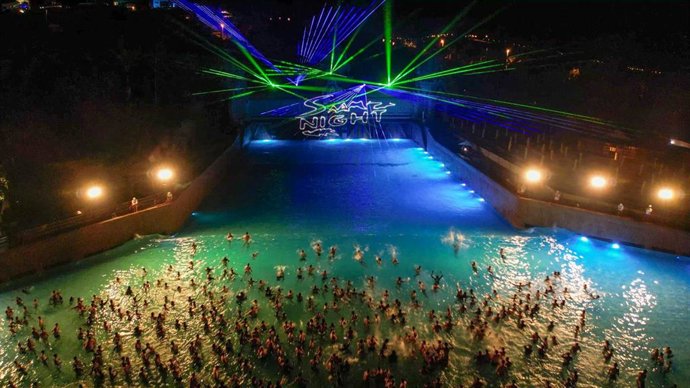 Público en la piscina durante la celebración de 'Siam Night'