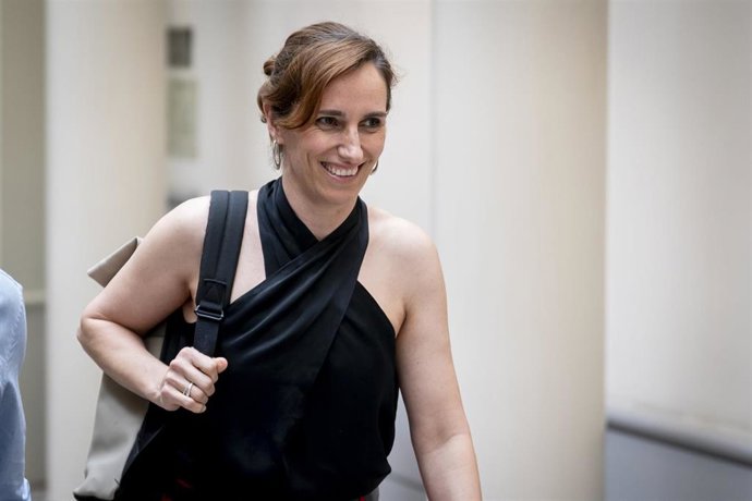 Archivo - La ministra de Sanidad, Mónica García, a su llegada a una sesión de control al Gobierno en el Senado, a 10 de junio de 2025, en Madrid (España). 