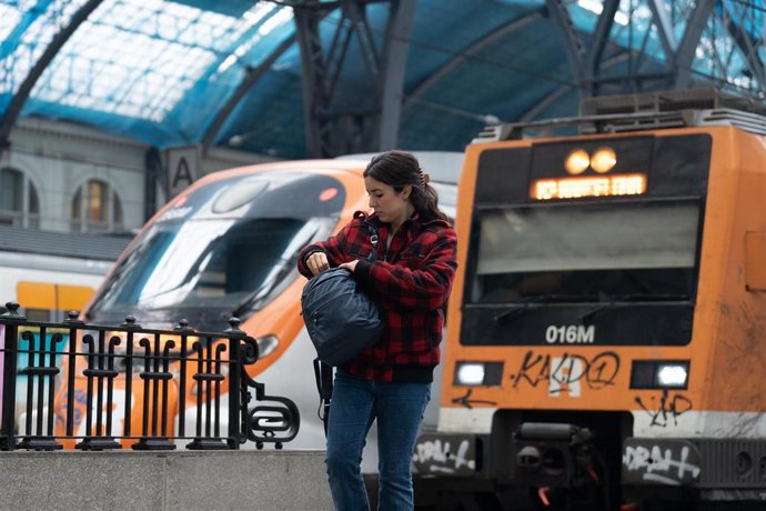 Archivo - Una persona en la estación de Francia, donde opera Rodalies