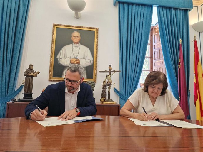 María Dolores García, presidenta de la UCAM, y Sergio David López, gerente de 3A BIOTECH, durante la firma del acuerdo.