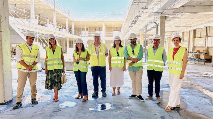 Botella (3ª izda.), durante la visita a las obras del futuro Centro de Salud de Bujalance.