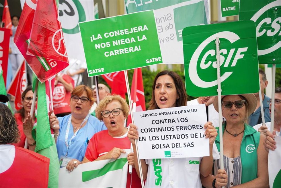 Numerosas personas se concentran para reclamar al SAS respeto al pacto de bolsa de empleo. A 10 de julio de 2025, en Sevilla (Andalucía, España).