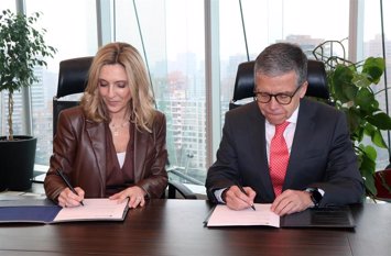 La consejera delegada de Mapfre Chile, Eva Tamayo, y el consejero delegado de Banco Internacional, Mario Chamorro.