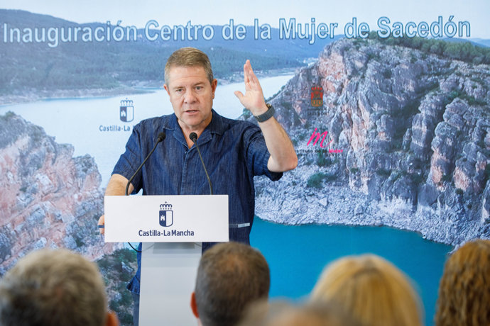 El presidente de C-LM, Emiliano García-Page, en la inauguración del Centro de la Mujer de Sacedón.