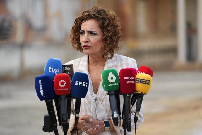 La vicepresidenta primera y ministra de Hacienda, María Jesús Montero, este viernes en declaraciones a los medios en Sevilla.