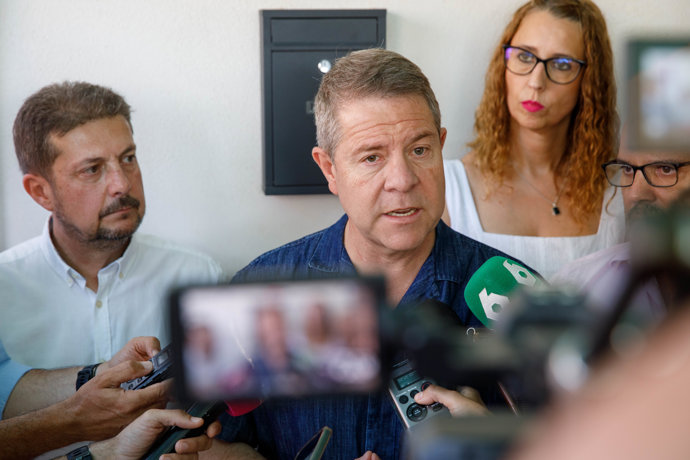 El presidente de C-LM, Emiliano García-Page, atiende a los medios en Sacedón.
