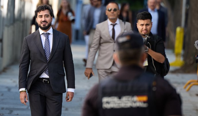 El eurodiputado y líder de Se Acabó La Fiesta (SALF), Luis 'Alvise' Pérez (i), a su llegada para declarar en el Tribunal Supremo, a 11 de julio de 2025, en Madrid (España).