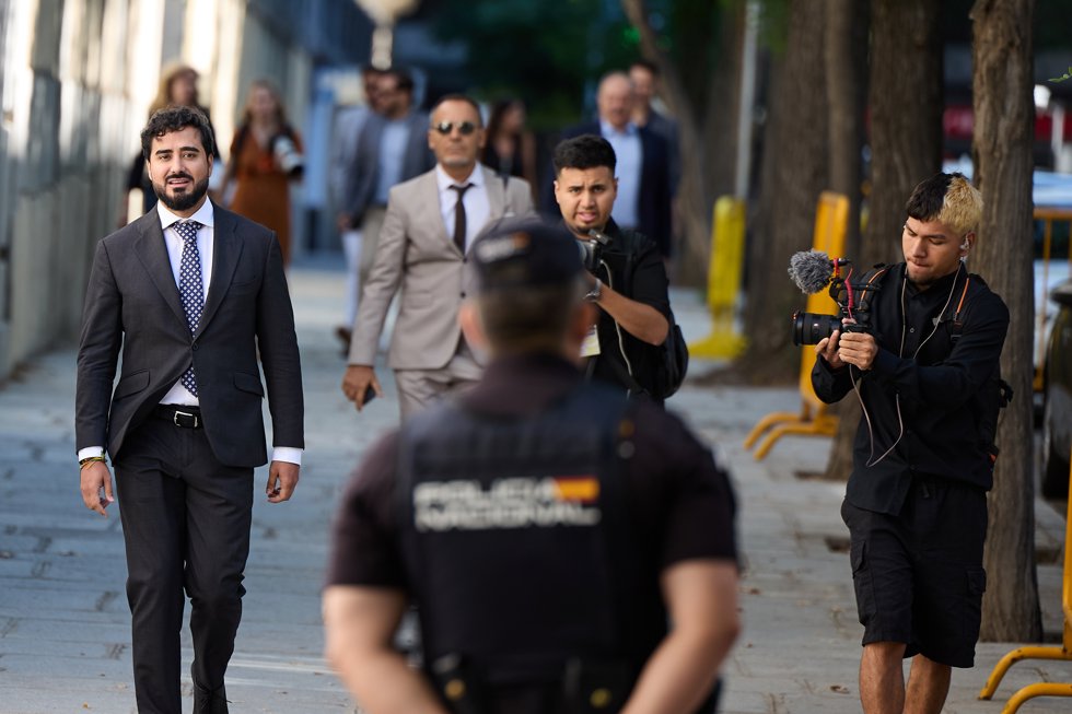 El eurodiputado y líder de Se Acabó La Fiesta (SALF), Luis 'Alvise' Pérez (i), a su llegada para declarar en el Tribunal Supremo, a 11 de julio de 2025, en Madrid (España).