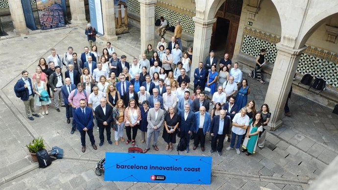 Foto de família en la inauguració del BIC a l'IEC
