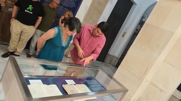 La delegada territorial de Cultura en Sevilla observa uno de los 'documentos del mes' en el Archivo Histórico Provincial.