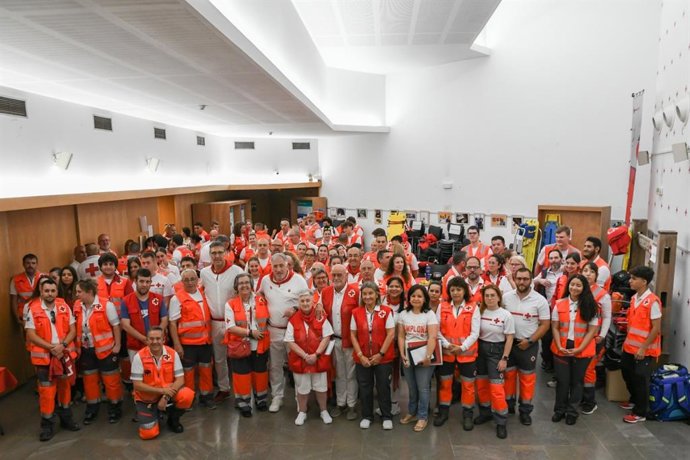 El alcalde de Pamplona, Joseba Asiron, junto al dispositivo de Cruz Roja