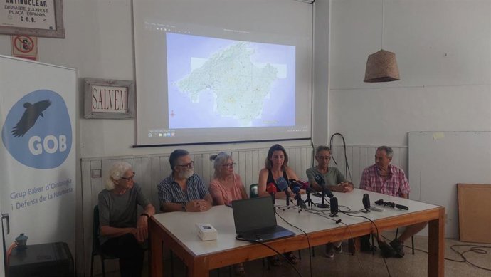 Representantes de la plataforma Renovables sí però així no! en rueda de prensa.