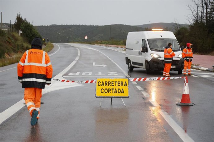 Archivo - Una carretera cortada por lluvias en La Salzadella, Castellón