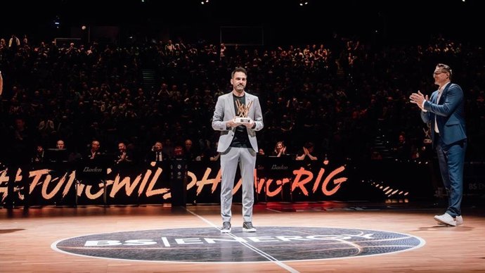 Jesús Ramírez recibe el premio de Mejor Entrenador de la liga alemana 24-25