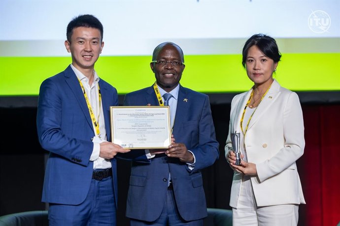 Dr. Cosmas Zavazava, Director of the Telecommunication Development Bureau of ITU, presented the award to the representatives from ZTE