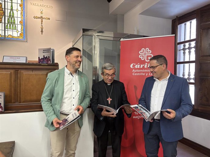 El Arzobispo Luis J. Argüello presenta la Memoria Regional de Cáritas 2024, junto con el secretario de Cáritas Autonómica CyL, Igancio Ruiz (i), y el presidente de Cáritas Autonómica CyL, Guenther E. Boelhoff (d)