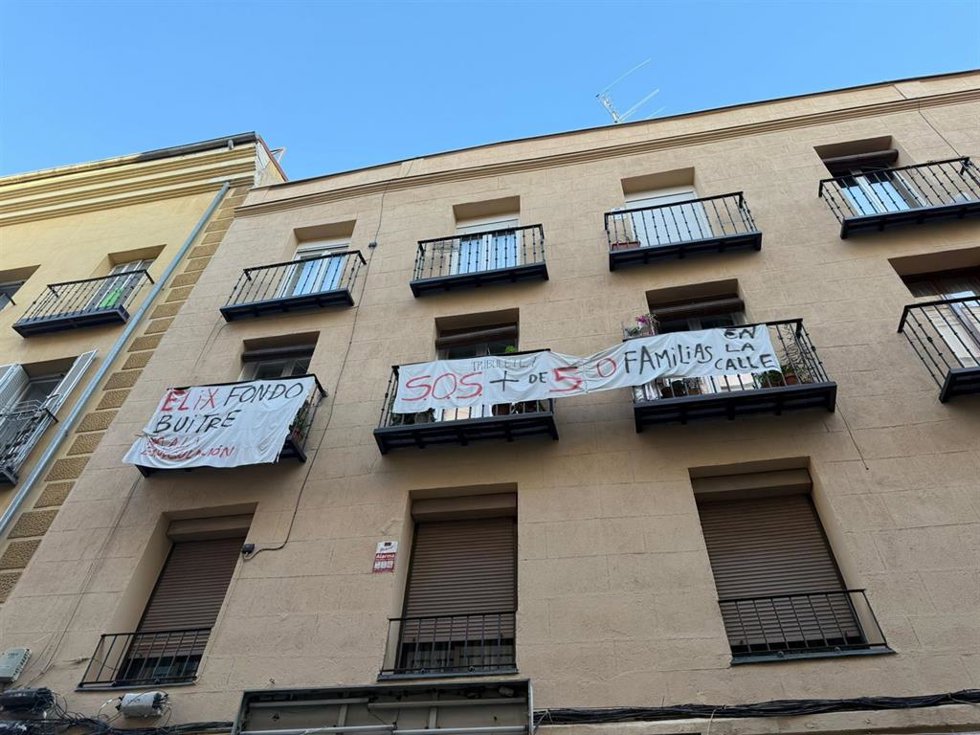 Archivo - Vecinos de Tribulete 7 se manifestan contra la compra de su edificio.